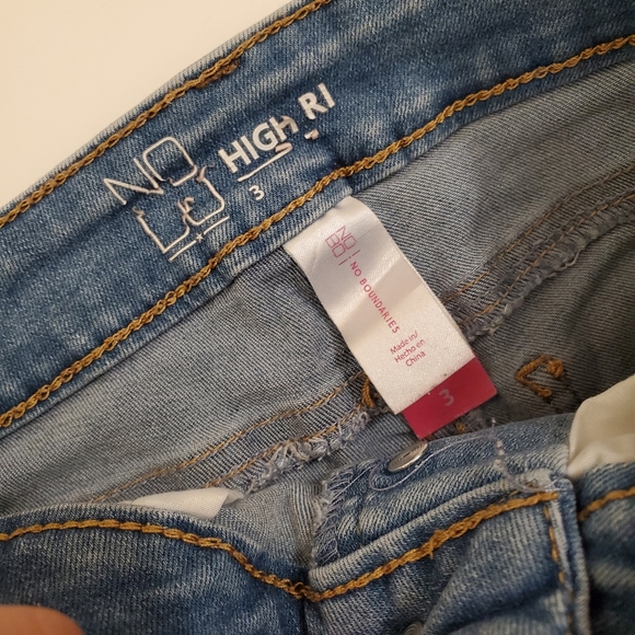 No boundaries High Rise Shorts Size 3 - Picture 3 of 3
